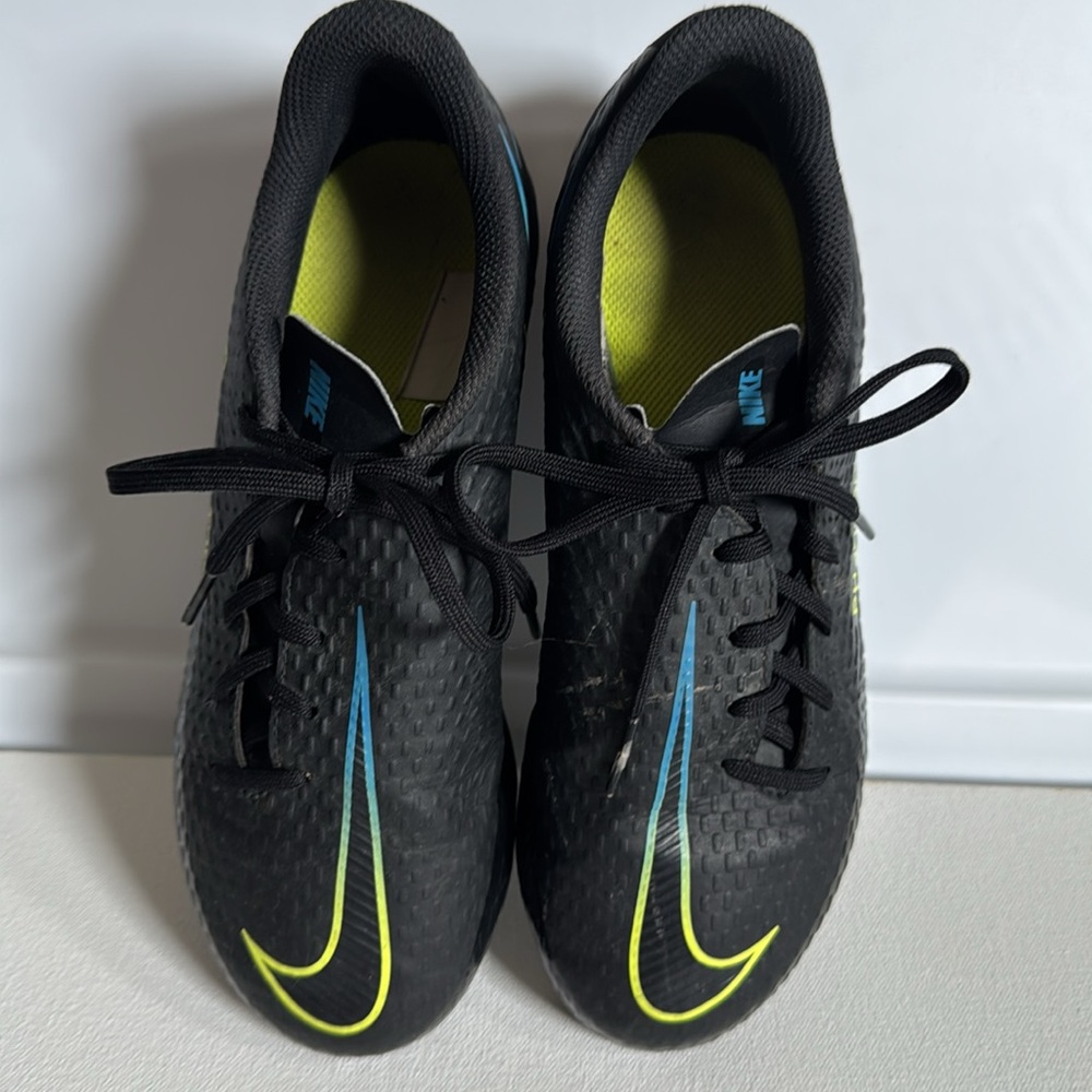 Nike Phantom GT Soccer Cleats Black and Yellow.  Size 5.5 youth